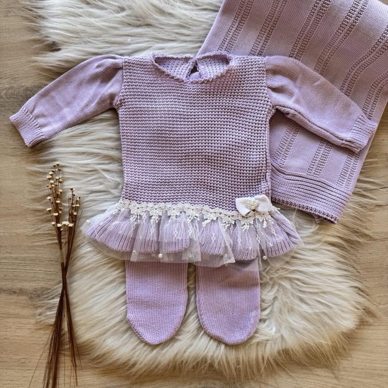 Saída Maternidade Detalhada Barra Renda com Perolas 3 Pelas Lilás