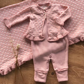 Saida Maternidade Macacão, Casaco e Manta Poá com Babados Rosé