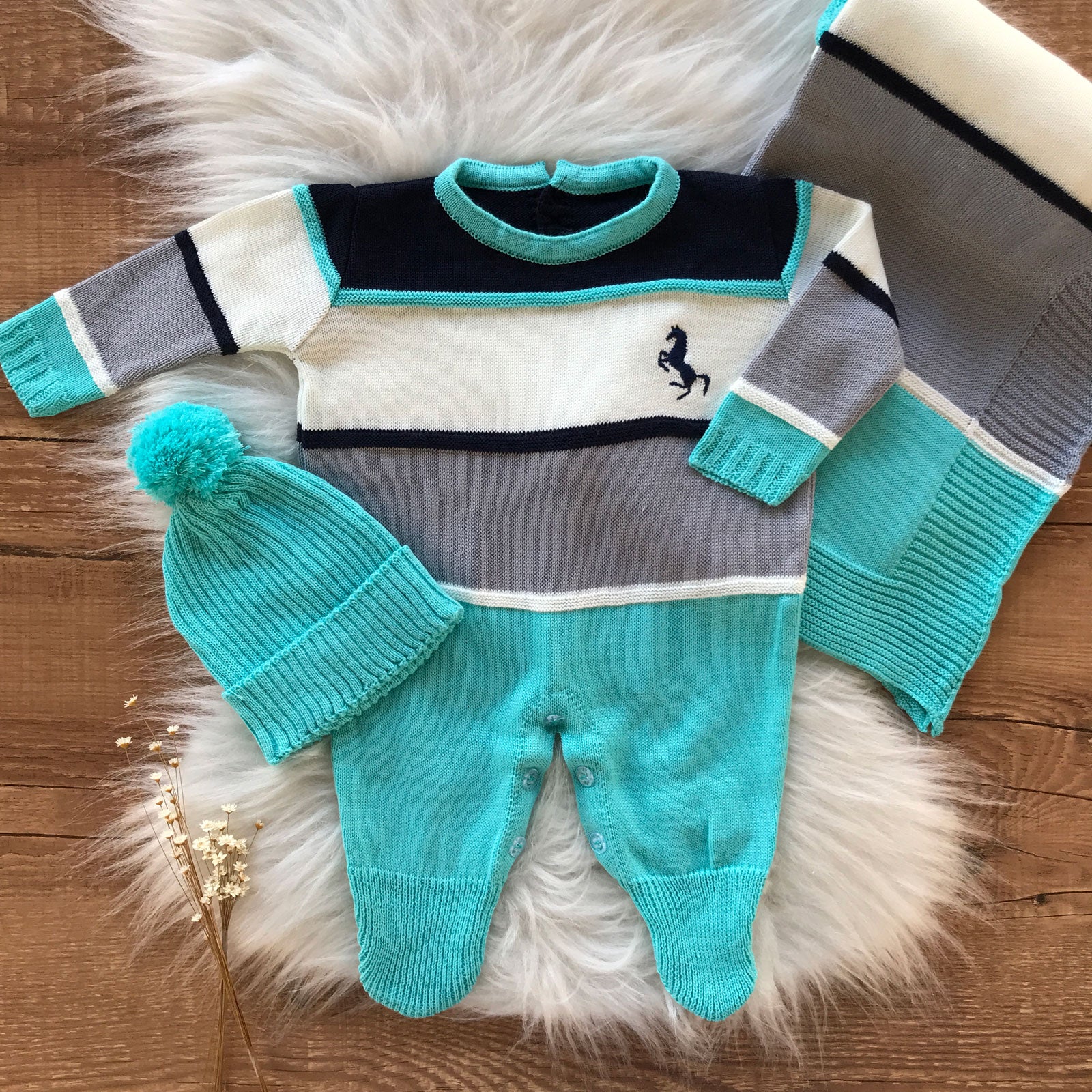 Saída Maternidade Listrada Cavalinho Macacão, Touca e Manta Verde Água e Cinza